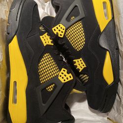 Jordan 4 Retro Thunder Size 8.5 