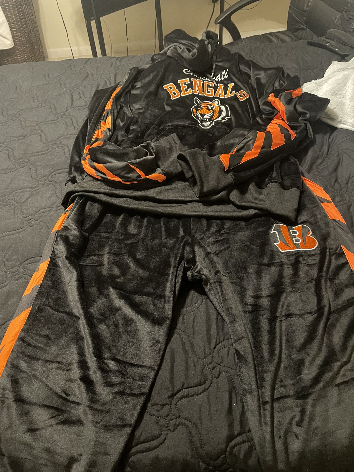 Cincinnati Bengals  Hooded Velvet sweatsuit size 3xl Price $150.00