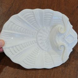 Vintage Lenox BUTLER'S PANTRY Shell Spoon Rest Dish. Pre-owned, very good shape. NO chips , cracks or crazing. It is 7x5.25"