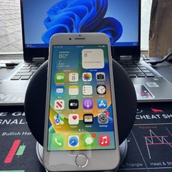 Apple iPhone 8 - 64GB - Silver (Unlocked) CRACKED SCREEN