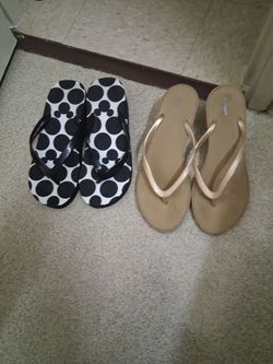 2 pares de chanclas old navy y Disney size #9 y 10