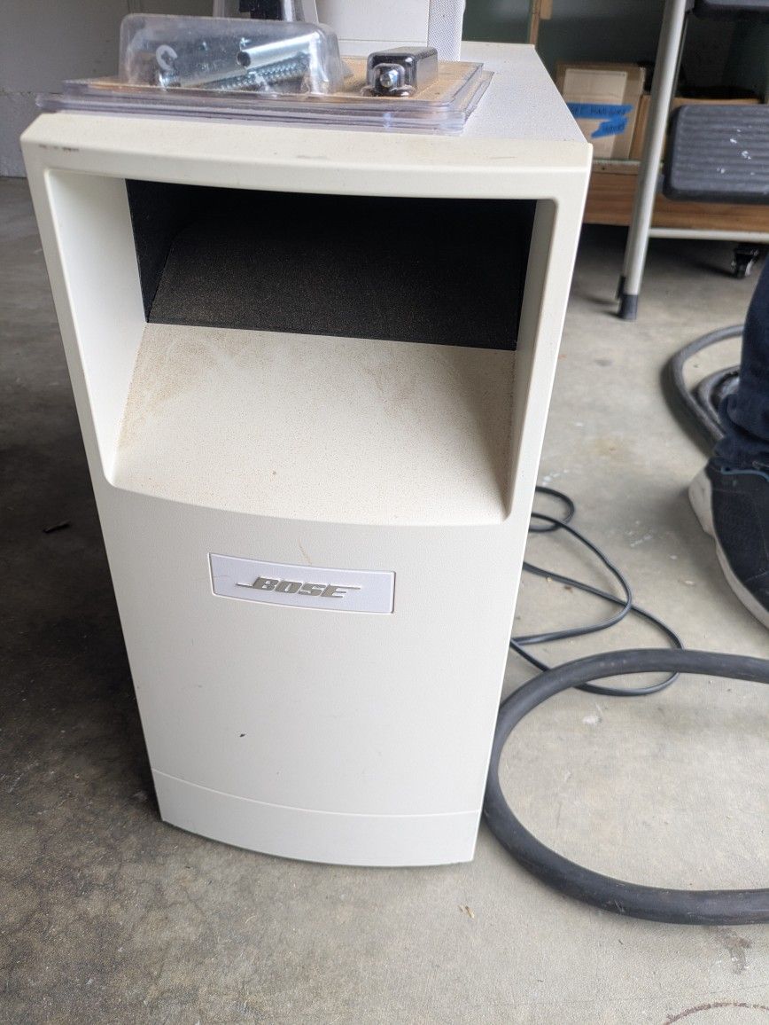 BOSE Acoustimass 6 III - Subwoofer and 5 Cube Speakers