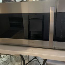 Brand NEW Samsung Microwave Oven