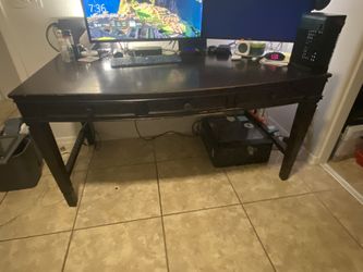Beautiful Solid Wood Desk w/ 3 Drawers.