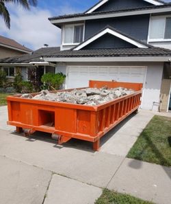 Quick Cleanouts Made Easy 🧹 – 10-Yard Dumpster Bin