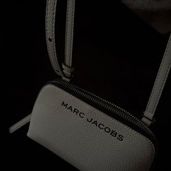 Marc Jacob’s white pebbled Leather crossbody bag