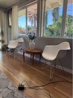 Like new chair set of 2