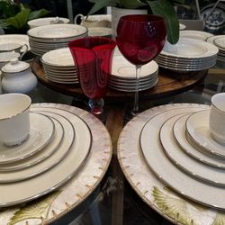 14 -6 place  setting of royal doulton carolyn 8sets and  lenox countryard platinum 6sets  Bone china