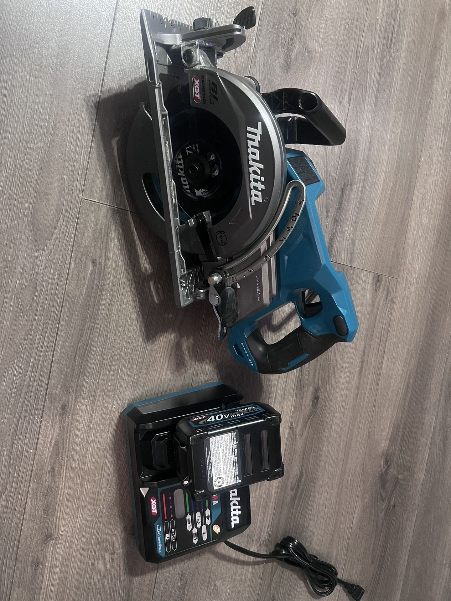 Used Like New Makita 40V Read handle 7- 1/4 circular saw with battery and charger
