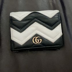 Gucci GG Marmont Matelassé Chevron Heart White Black Leather Folded  Women’s Wallet  made in Italy Auth