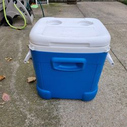 Like New Igloo Ice Cube Cooler."CHECK OUT MY PAGE FOR MORE DEALS "