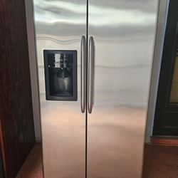 🔆🇺🇸☆GE☆🇺🇸🔆  S-by-S Fridge in Perfect Condition.
