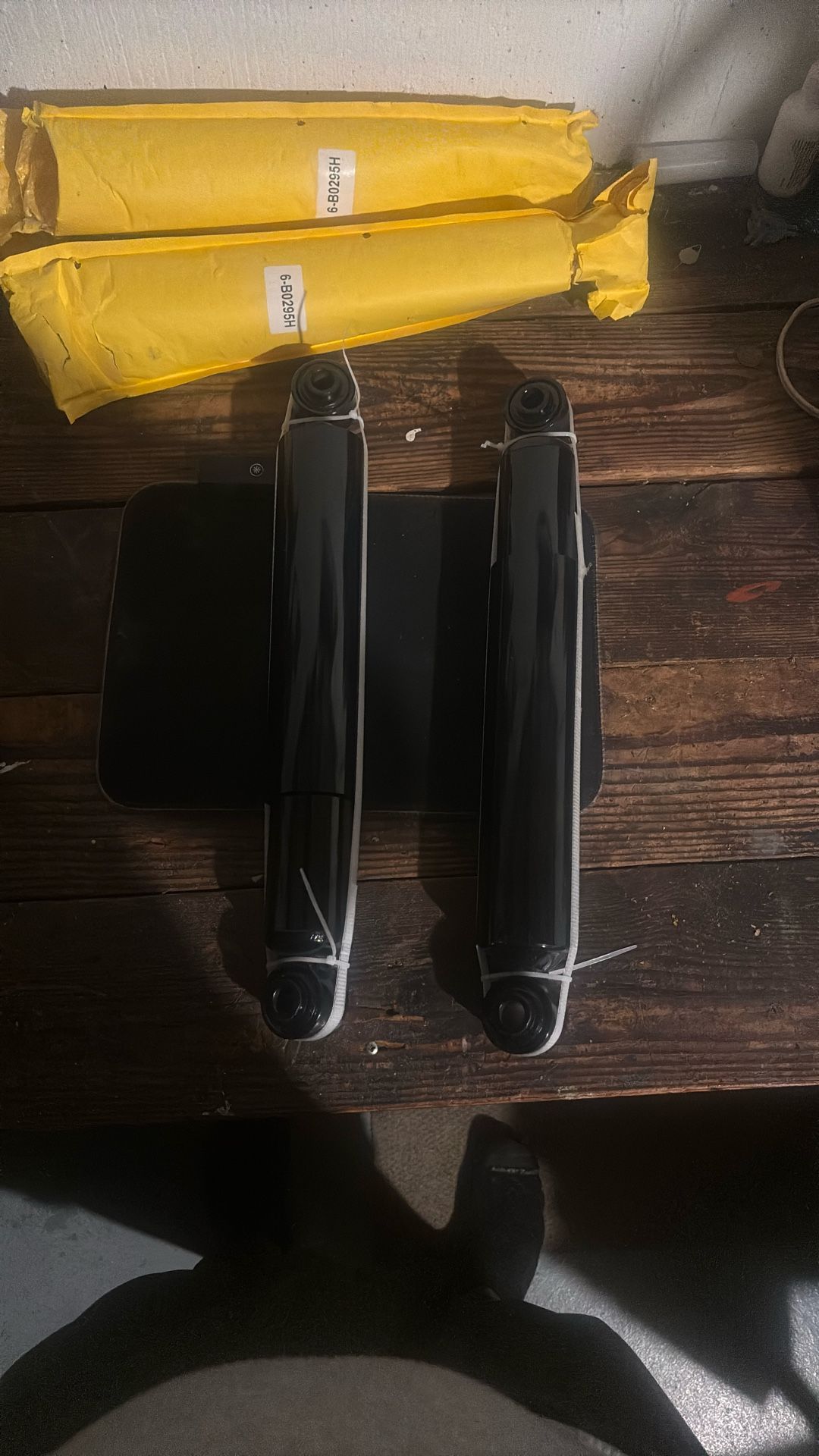 Brand NEW Rear Shock Absorbers Tahoe/Yukon/Suburban/Escalade