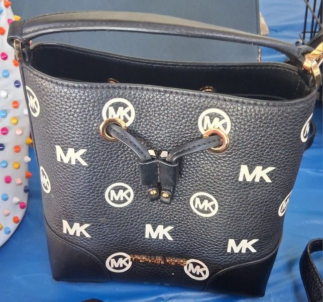 MICHAEL KORS Mercer Small Logo Embossed Leather Bucket Bag COLOR BLACK