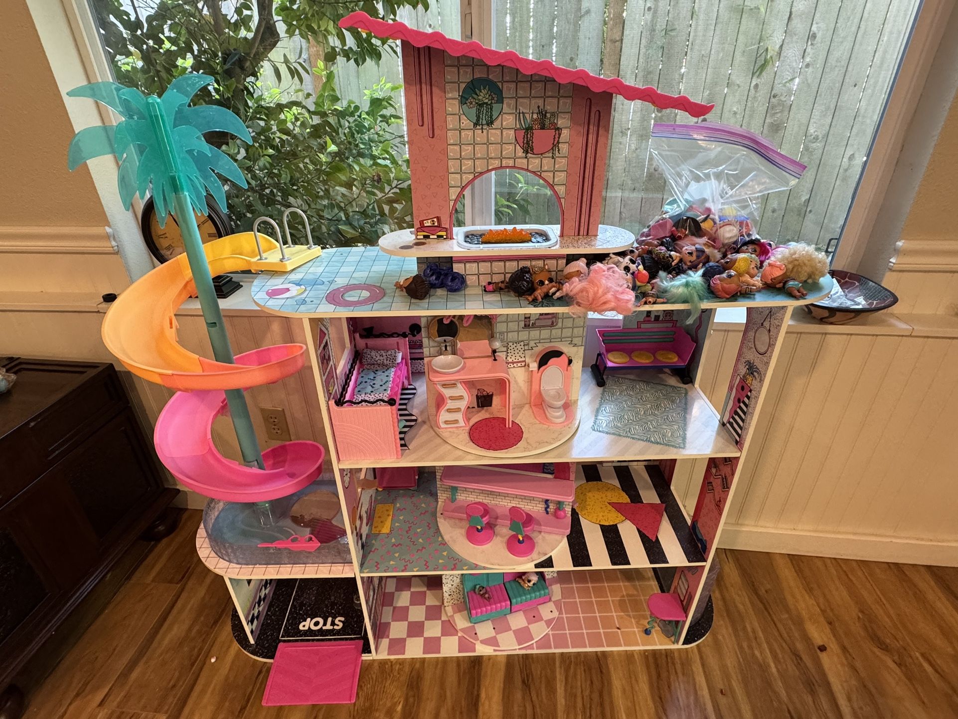 LOL Pool Party Doll House And Dolls