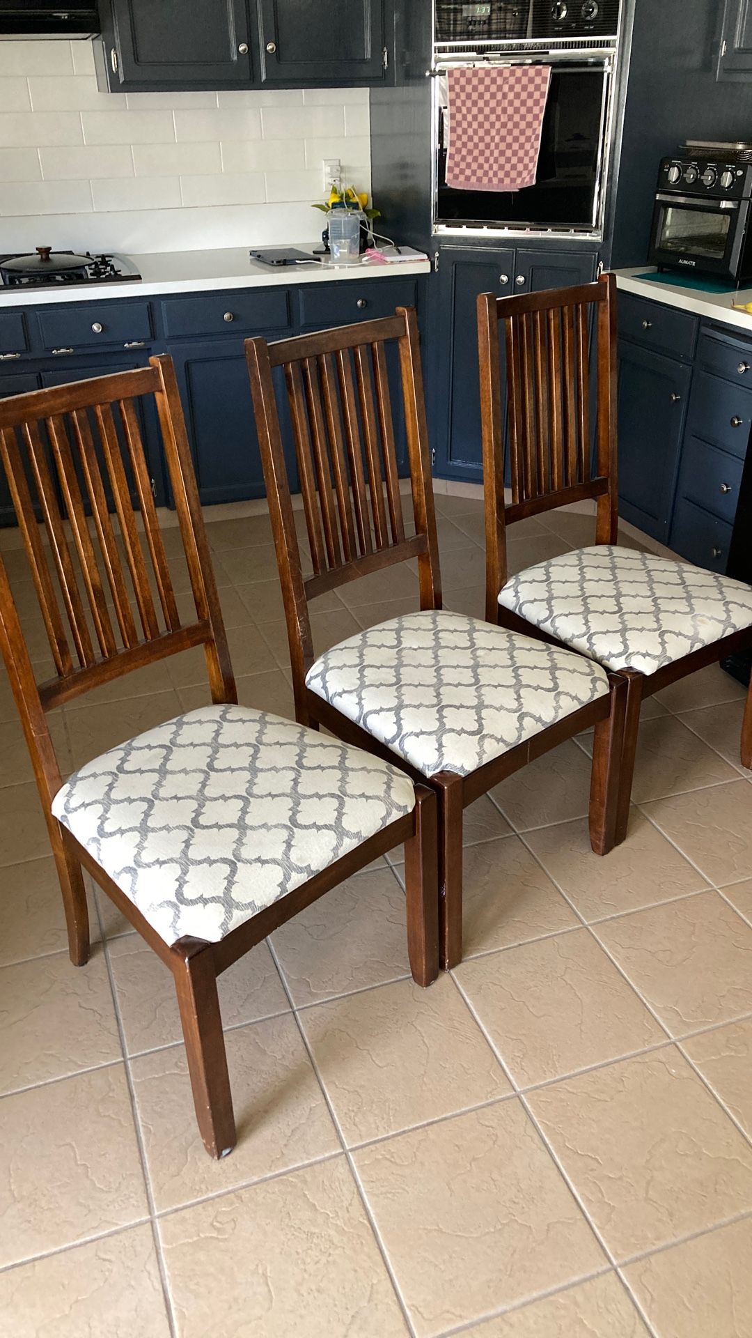 3 Dining Chair $ 30dls. Good Condition