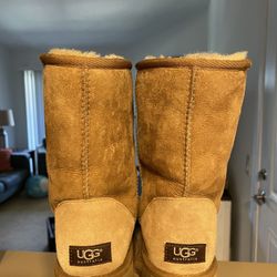 UGG Low Boot - Women’s Size 9