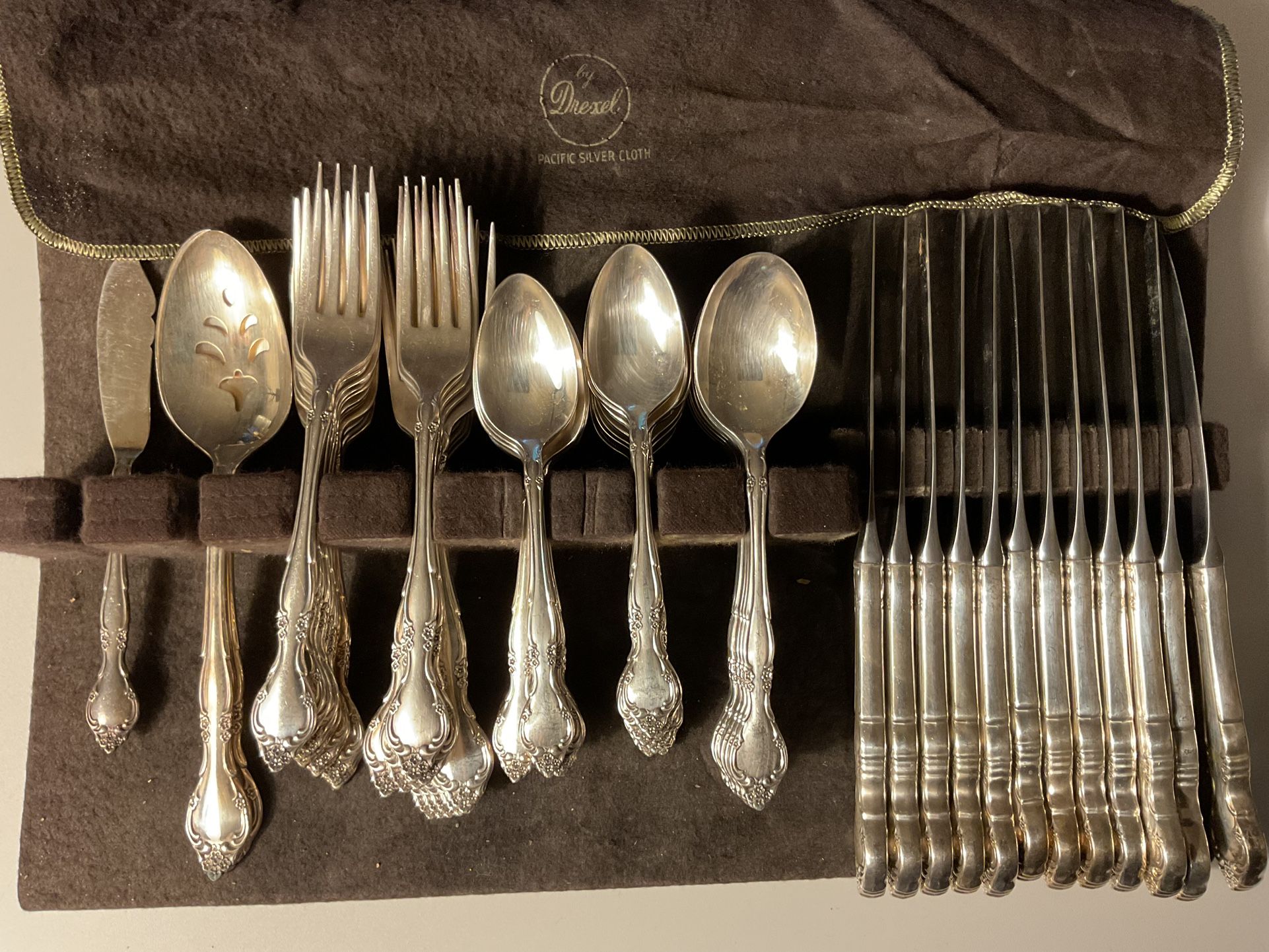 VINTAGE AFFECTION BY ONEIDA, COMMUNITY SILVERPLATE FLATWARE Set (76 PIECES)