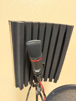 Focusrite Scarlett Studio Condenser Mic + LyxPro VRI-40 Isolation Shield Bundle