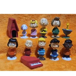 PEANUTS: Charlie Brown + Snoopy & Friends Minifigure 12 Pack