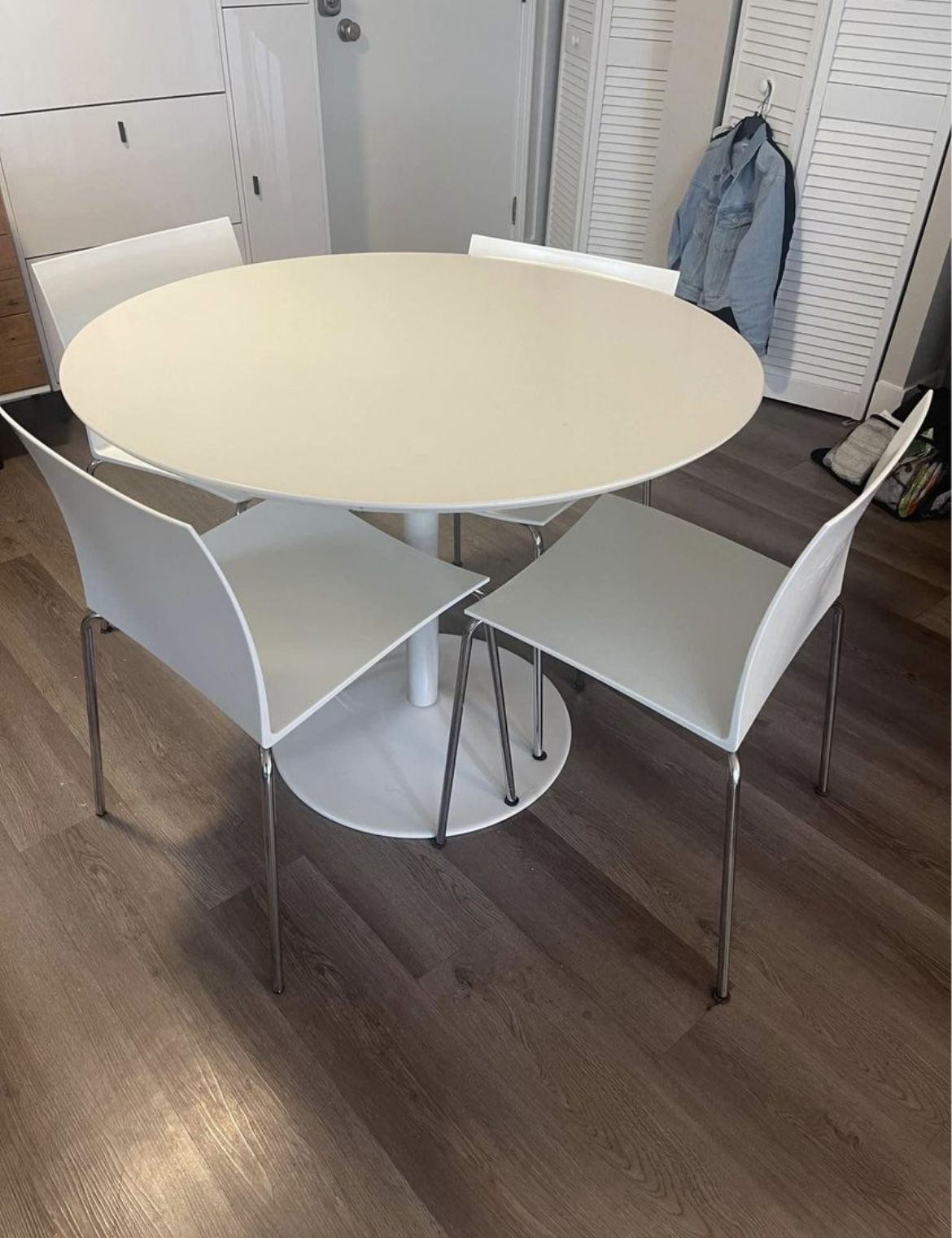 Beautiful Round Dining Table 