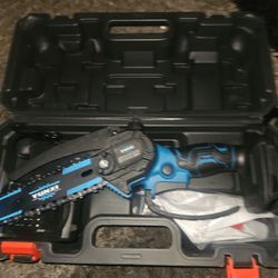 Mini cordless saw