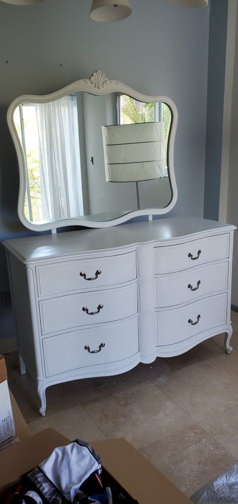 Vintage Drexel Touraine French Provincial Dresser