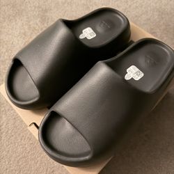 adidas Yeezy Slides ‘Onyx’