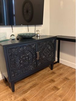 Tv console/entertainment center