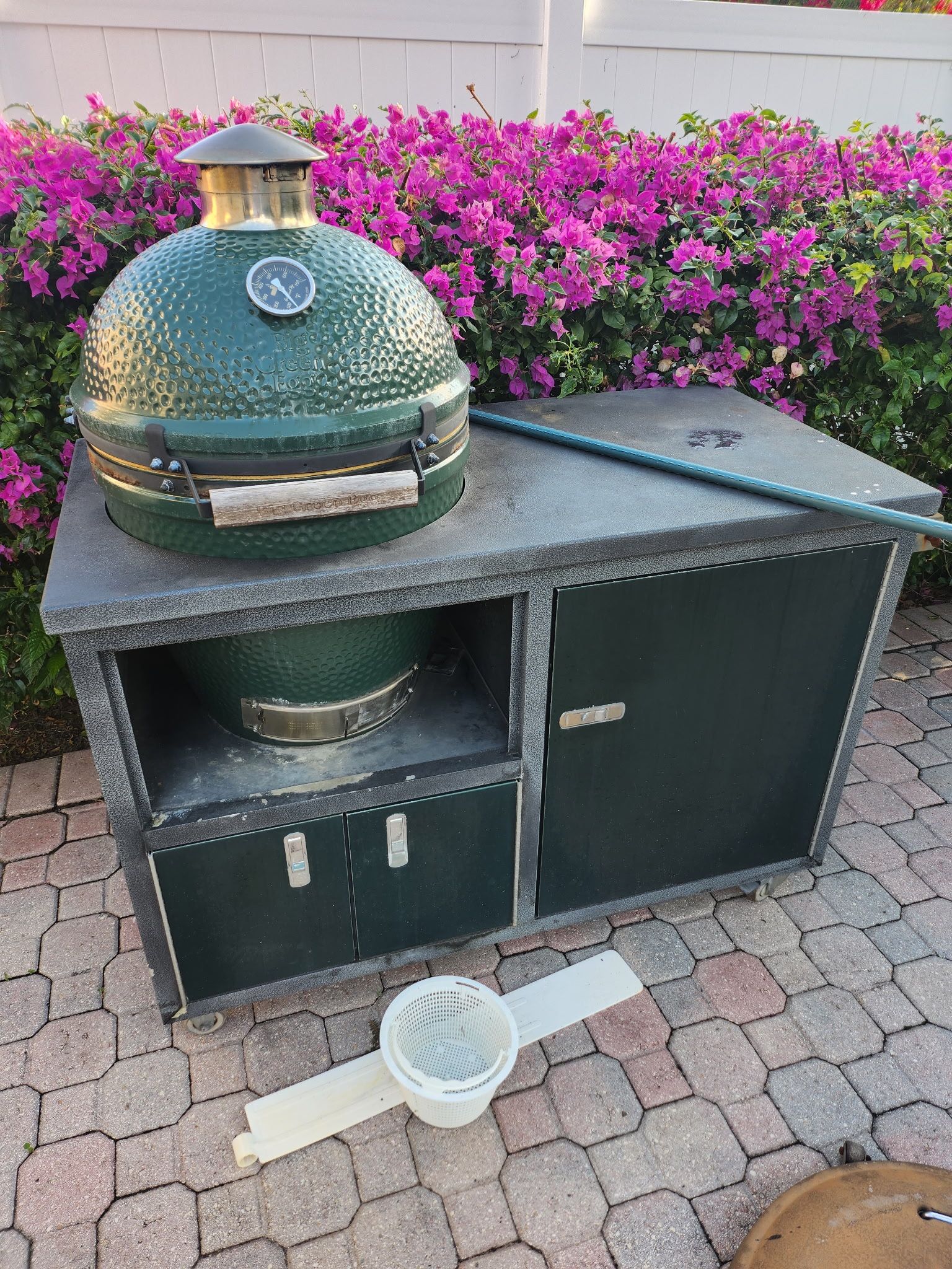 Big GREEN EGG GRILL SMOKER OUTDOOR GRILLING STATION ON WHEELS WORKS LOOKS PERFECT LARGE MODEL