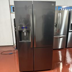 Kenmore 2-door refrigerator with water and ice dispenser, in perfect working order. Dimensions: 35 7/8 (V) x 31 7/8 (D) x 70 3/8 (H). We offer home de
