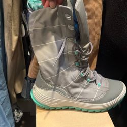 Teva Snow boots - New  - size Women’s 7 