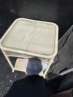 Mesa auxiliar de mimbre blanco con borde de cuentas y nivel de almacenamiento 22 x 18 x 23