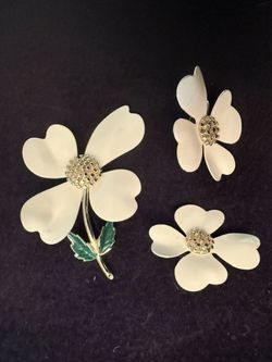 VINTAGE SARAH COVENTRY WHITE ENAMEL FLOWER BROOCH AND CLIP EARRING SET