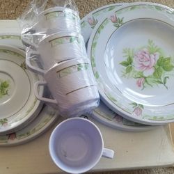 NIB 20 Piece 4 Place Setting Tableware(PRICE REDUCED)