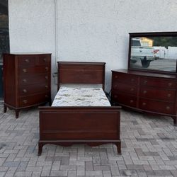 Beautiful Twin size bedroom set, mattress included if you want it. Delivery available for an additional cost, the set includes bed, mattress, 2 dresse