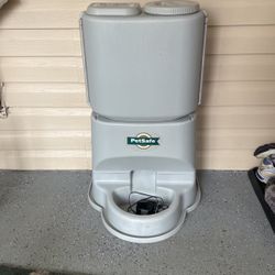 PET SAFE AUTOMATIC PET FEEDER