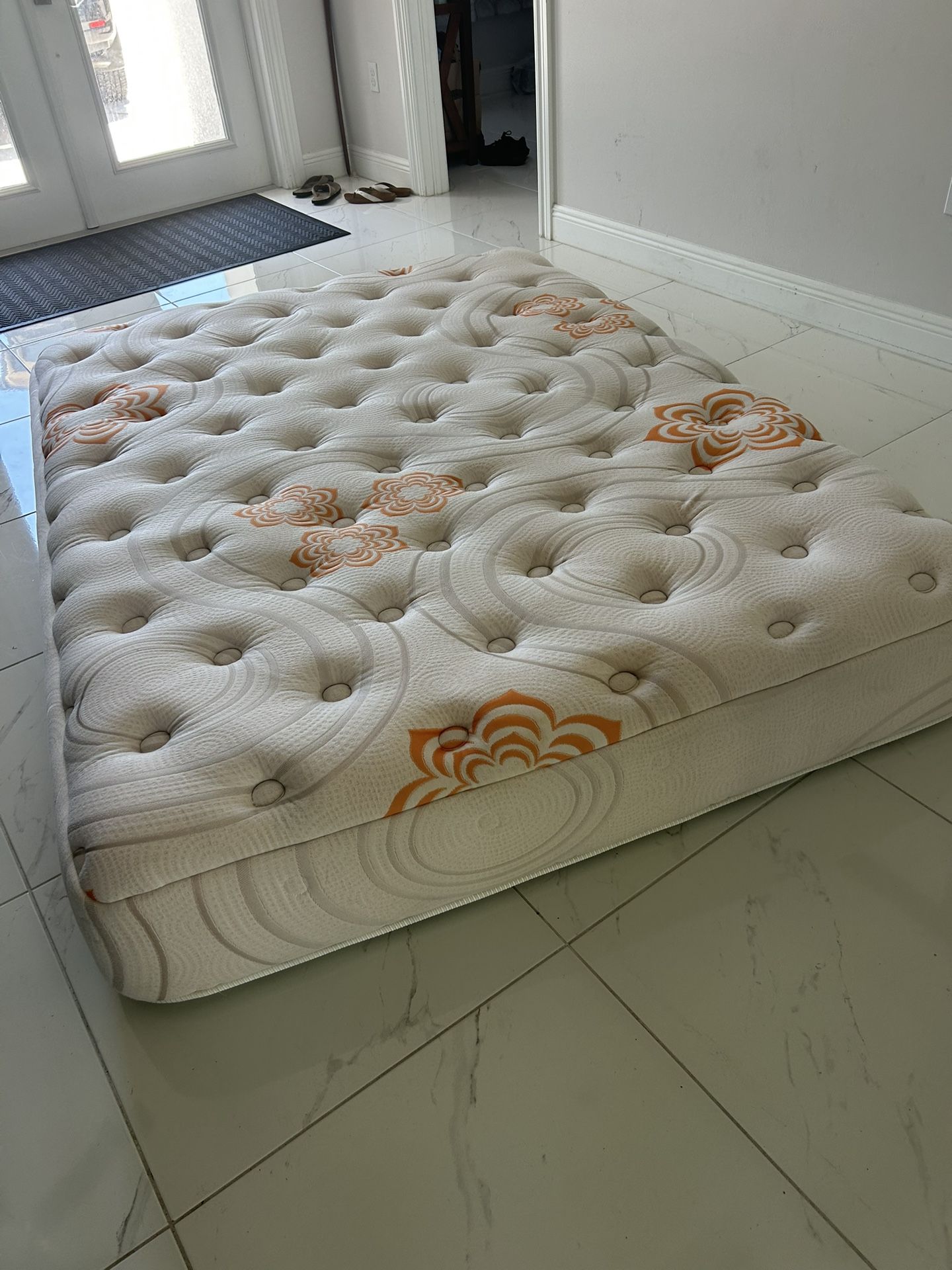 Queen Prana Karma Classic Mattress like new come see first ior i can deliver excellent condition! Retail $4,000 Your price $475