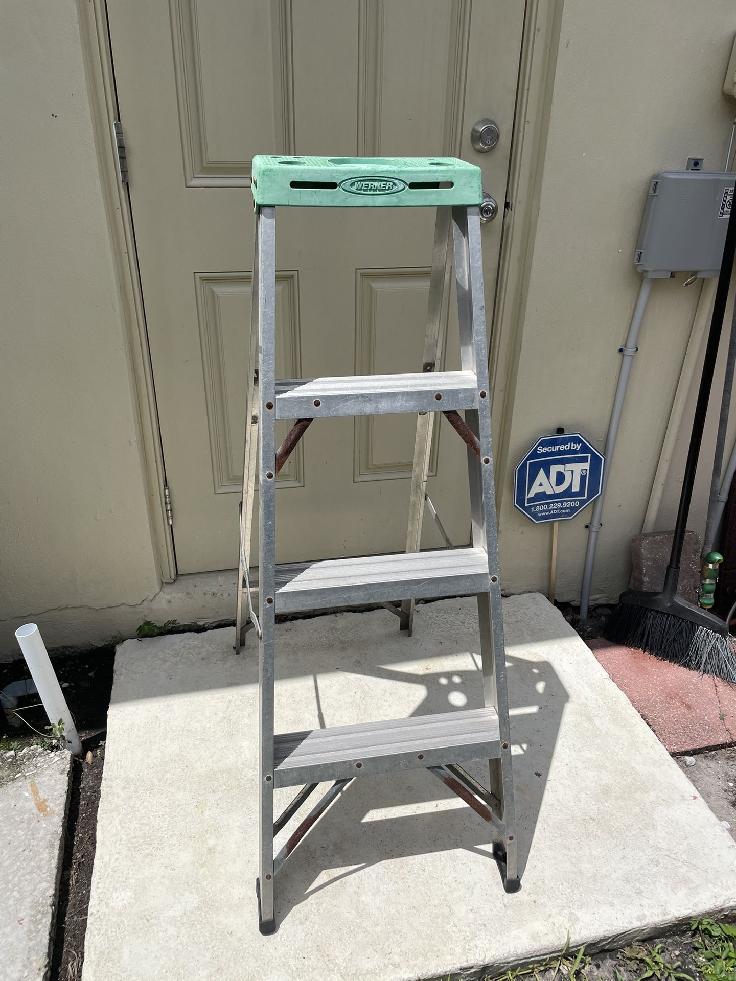 4 foot aluminum ladder working good