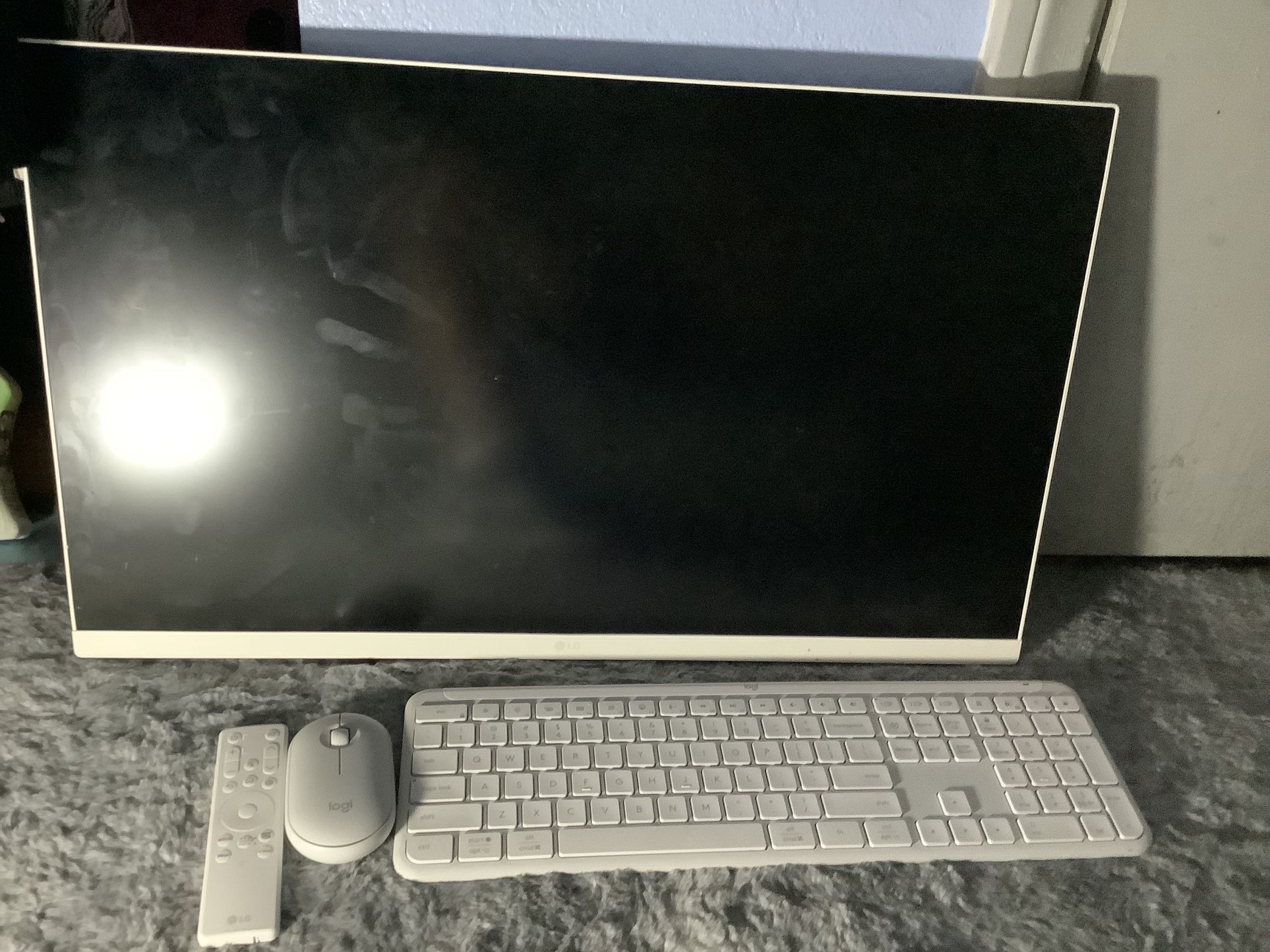 LG SMART MONITOR WITH WIRELESS KEYBOARD AND MOUSE