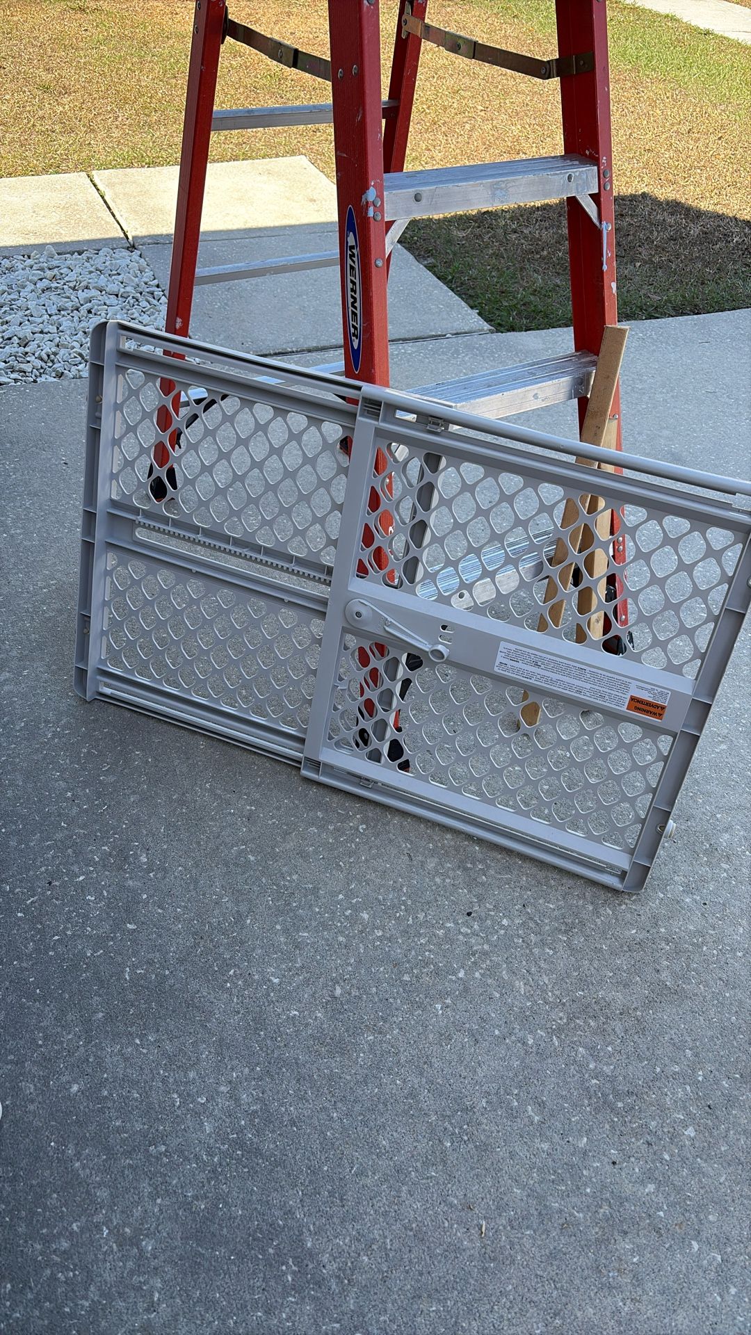 Expandable Plastic Gate