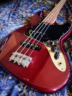 Fender Standard Jazz Bass cherry red mint condition