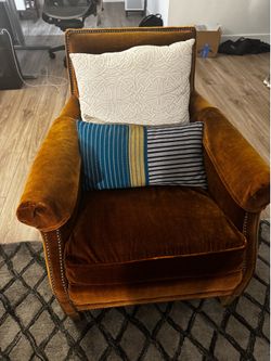 Two Single Seaters Living room set. must pick up!