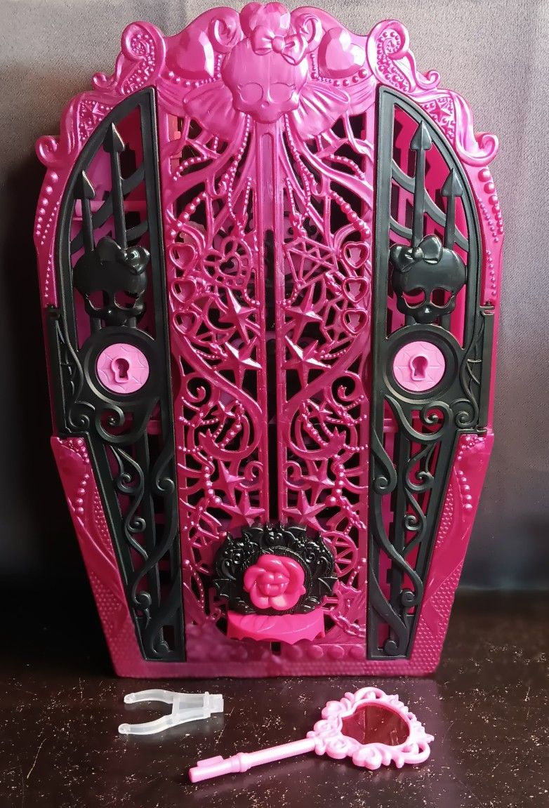 Mattel Monster High Skulltimate Secrets Doll Lockers: Draculaura & Abbey Bominable
