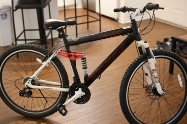 Genesis 72874 27.5 inch Mens V2100 Mountain Bike