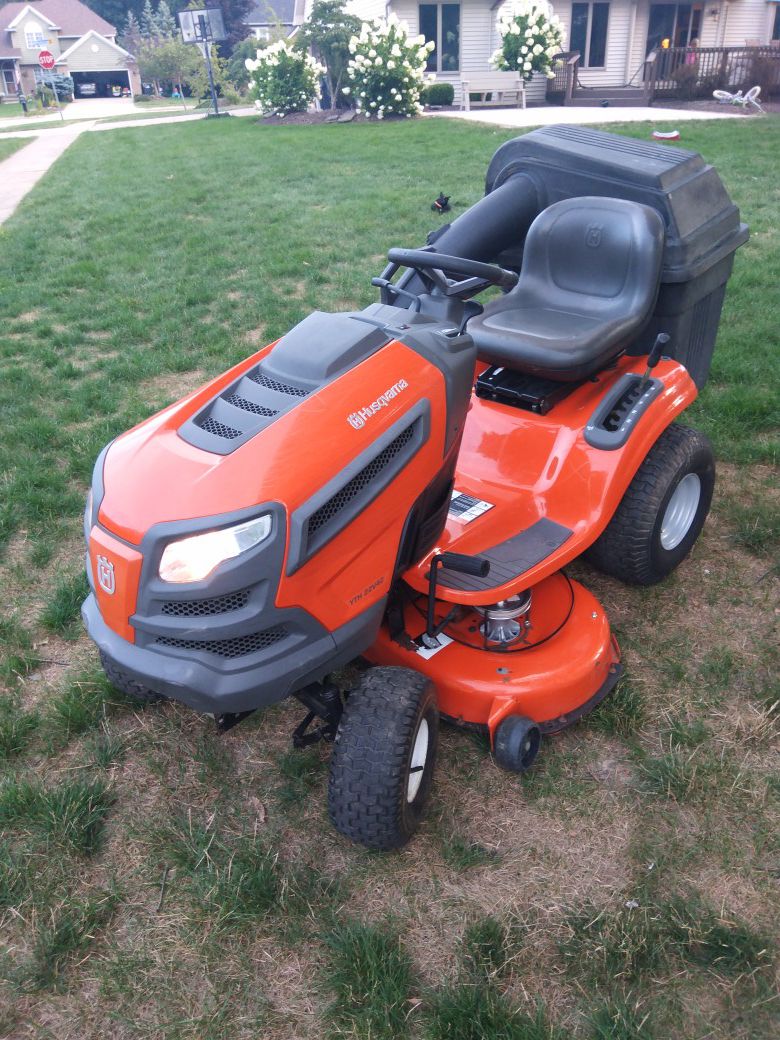 2014 Husqvarna 22hp 42in hydrostatic riding lawnmower with twin bagger $715