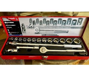 Vintage Husky USA 18-Piece 1/2" Drive SAE Socket Set NOS Original Metal Box
