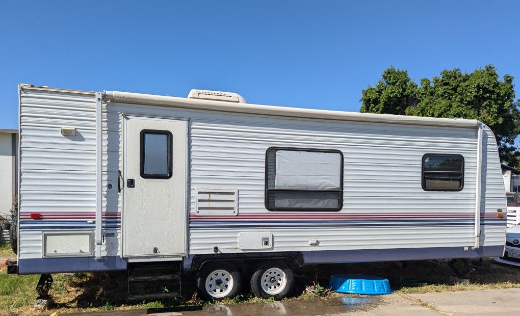 2014 Pioneer 22ft Camping Trailer