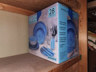 28-Piece Dinnerware Set – Service for 4 (Missing Cups)