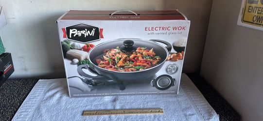 Electric wok with vented glass lid